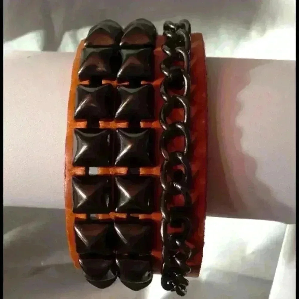 Unisex* Leather and studded cuff with chain